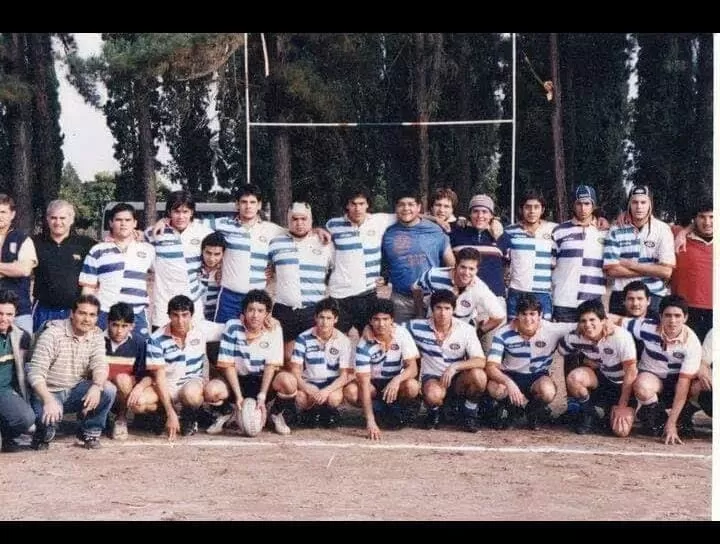 ESTRENANDO CASA PROPIA. En 2004, el grupo posó feliz en la primera foto de San Isidro Rugby Club en su propia cancha. En ese momento, participaban como M18 en el torneo organizado por la URT. 