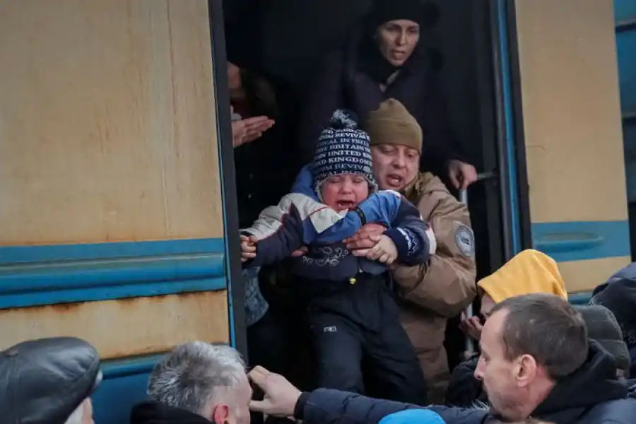EL HORROR DE LA GUERRA. Ucranios intentan abandonar la estación de tren en Kiev, ayer. REUTERS