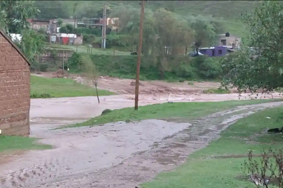 La tormenta y la crecida del río Los Sosa afectaron a los vecinos de Tafí del Valle y El Mollar