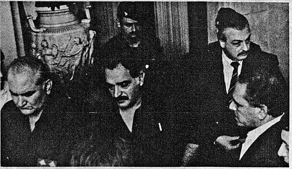 TENSO MOMENTO. Alcaraz (de traje) mira a Ferreyra al finalizar una reunió por la huelga policial de marzo de 1990. 
