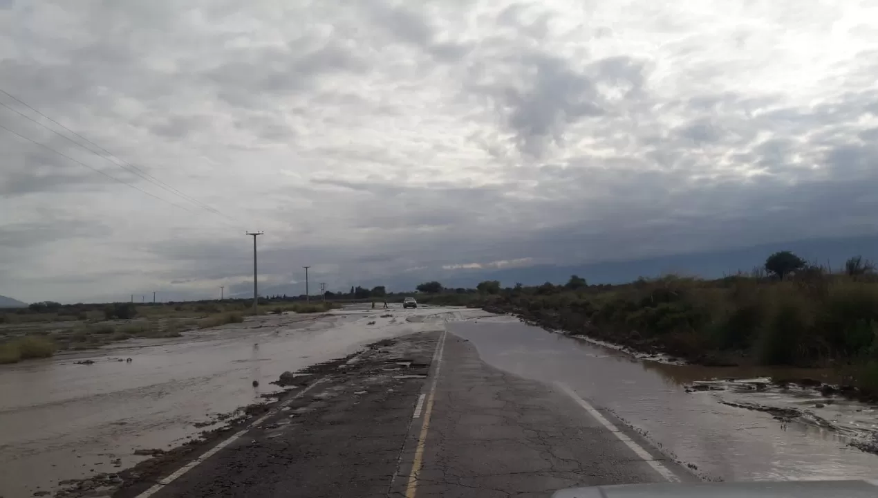 CONSECUENCIAS DE LA TORMENTA. Debido a la tormenta se encuentra cortada la ruta nacional 40, cerca de las ruinas de Quilmes.