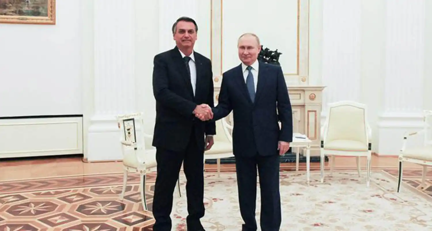 CUMBRE BILATERAL EN EL KREMLIN, Bolsonaro y Putin se saludan en febrero, días antes de la invasión rusa.