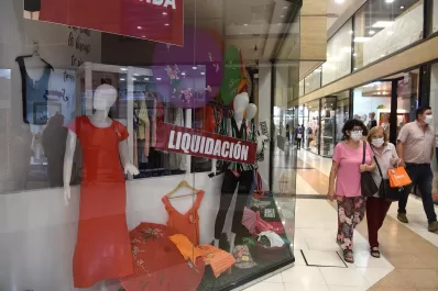 Con la mayor baja en indumentarias, las ventas minoristas cayeron por tercer mes consecutivo