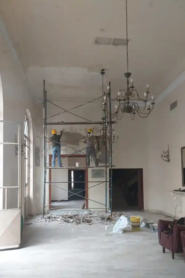 EN EL PRIMER PISO. Los arreglos en el foyer se arreglaron techos y muros. 