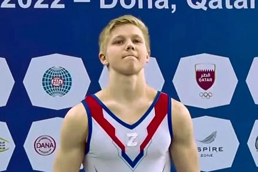 A un gimnasta ruso le prohibieron mostrar su bandera y utilizó un símbolo bélico que causó indignación