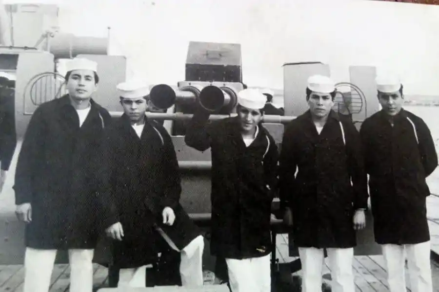 TRIPULACIÓN. Jóvenes marinos del crucero, antes de que se desatara el infierno que vivieron el 2 de mayo.