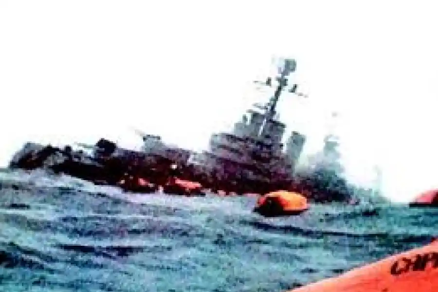 HERIDO DE MUERTE. El barco torpedeado y ya escorado, a punto de sucumbir en la profundidad del océano Atlántico.