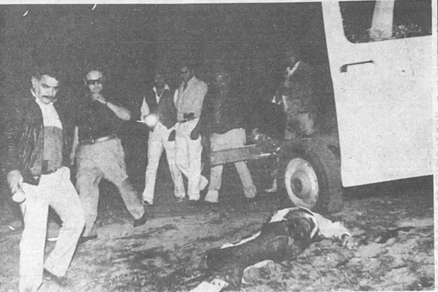 ROFUNDO DOLOR. Una mujer llora delante de la tumba de Carrizo. El sepulcro fue profanado para dañar el cuerpo.