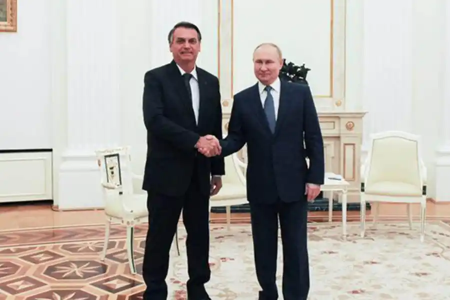 CUMBRE BILATERAL EN EL KREMLIN, Bolsonaro y Putin se saludan en febrero, días antes de la invasión rusa.