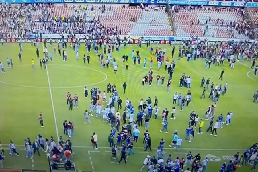VIOLENCIA EN EL FÚTBOL. Salvaje enfrentamiento entre hinchas en México: se habla de una veintena de muertos.