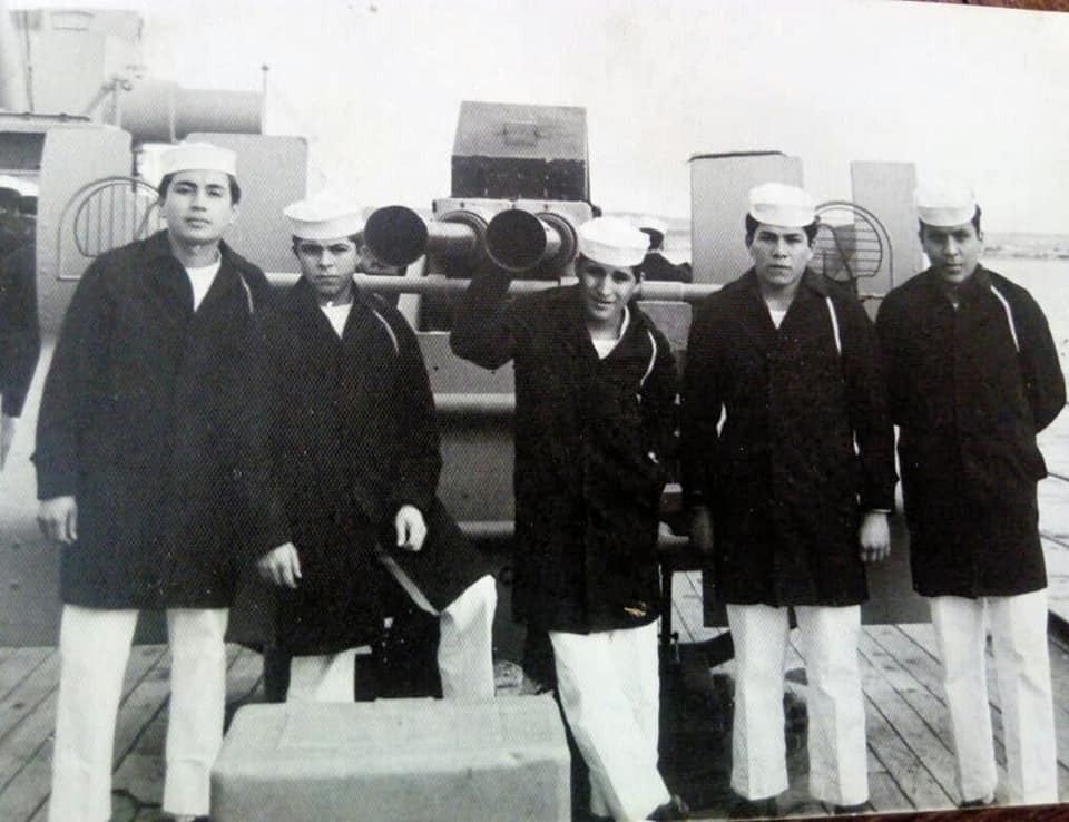 TRIPULACIÓN. Jóvenes marinos del crucero, antes de que se desatara el infierno que vivieron el 2 de mayo.