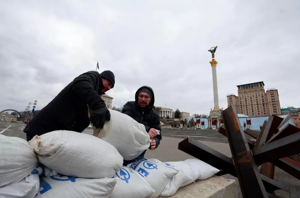 REFORZANDO LAS DEFENSAS. Civilies ucranianos colaboran en el bloque de las calles. 
