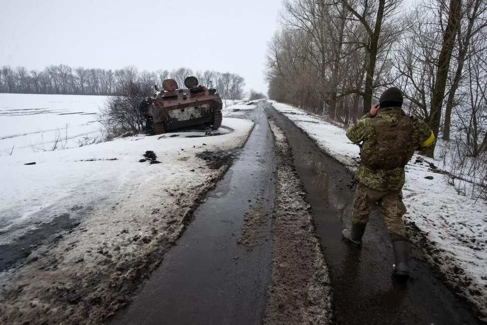 COMBATES BAJO LA NIEVE. En las carreteras ucranianas se acumulan los rastros de las batallas, como este vehículo blindado alcanzando por el fuego. El cerco sobre Kiev se mantiene, pero Rusia parece lejos de la victoria. REUTERS