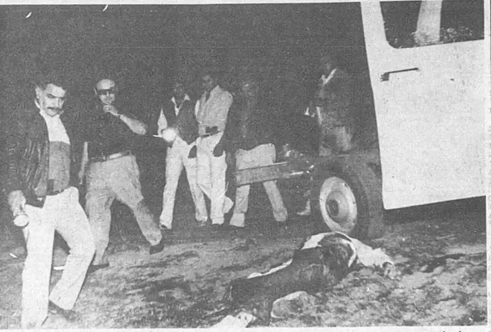 ROFUNDO DOLOR. Una mujer llora delante de la tumba de Carrizo. El sepulcro fue profanado para dañar el cuerpo.