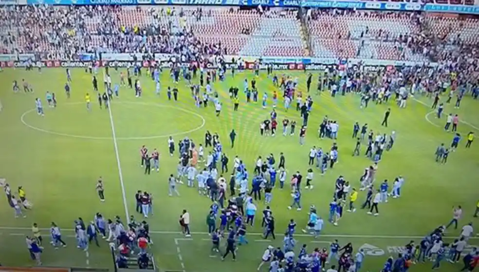 VIOLENCIA EN EL FÚTBOL. Salvaje enfrentamiento entre hinchas en México: se habla de una veintena de muertos.