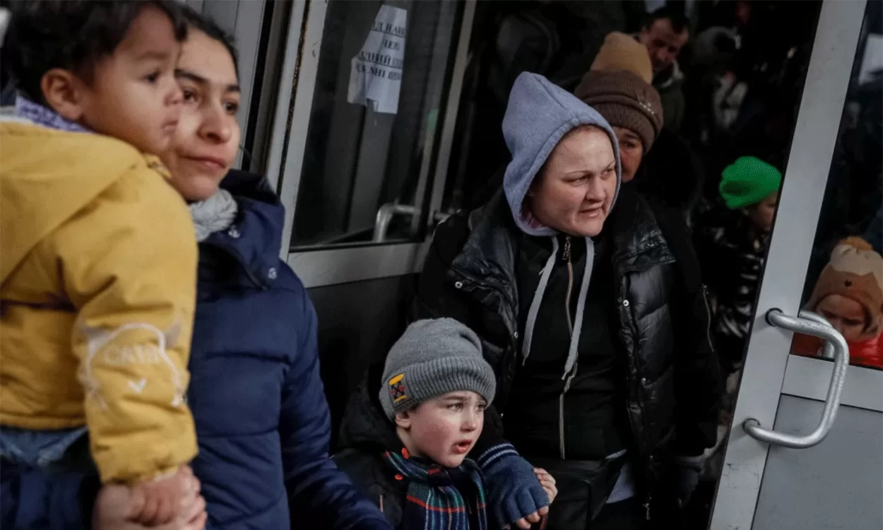 PÁNICO. Ciudadanos huyen de las ciudades ucranianas.