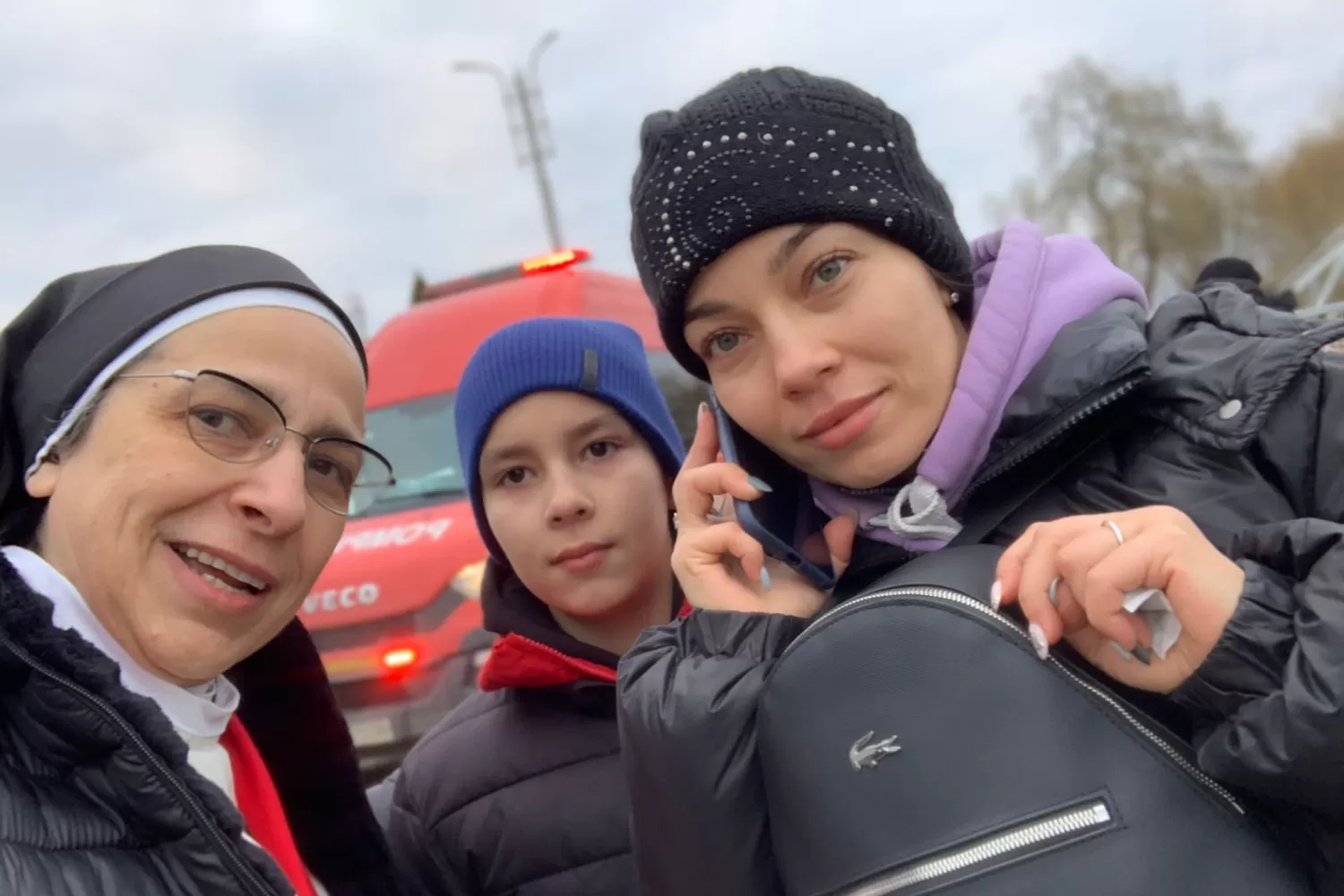 GESTO SOLIDARIO. Sor Lucía Caram, junto a dos de las personas que ayudó en Ucrania. Foto de Twitter