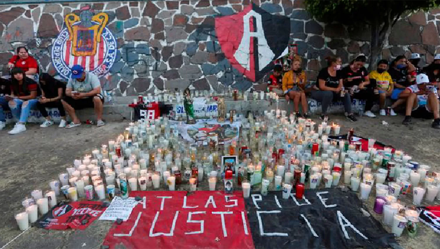 UNA TRAGEDIA. Hinchas de Atlas piden justicia por la masacre que sufrieron en cancha de Querétaro.