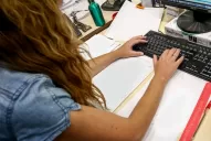 Las argentinas son las que más sueldo destinan a necesidades básicas en la región, según un informe