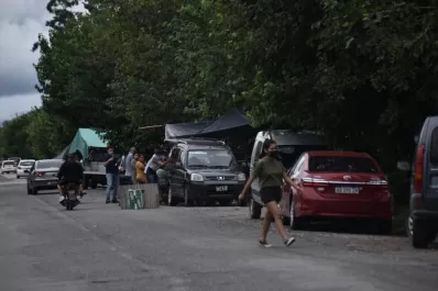 Llegó el agua y tuvieron que pasar la noche en la ruta
