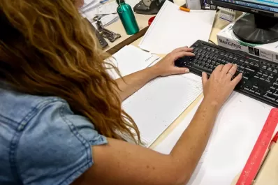 Las argentinas son las que más sueldo destinan a necesidades básicas en la región, según un informe