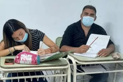 El portero de una escuela cursa con su hija en esa institución para terminar el secundario