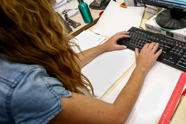 Las argentinas son las que más sueldo destinan a necesidades básicas en la región, según un informe