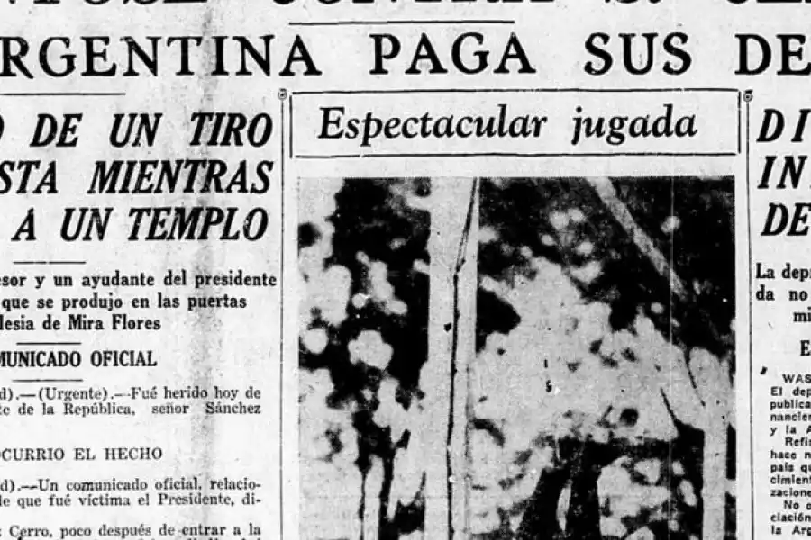 EN EL AULA. El niño trabaja en el pizarrón ante la atenta mirada de su maestra en su primer día de clases.