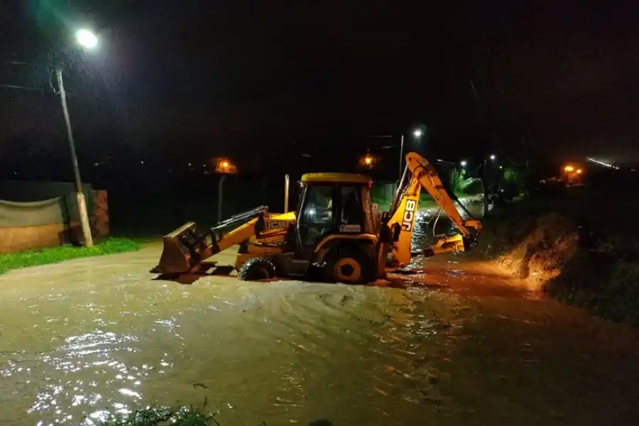 LA RINCONADA. Una retroexcavadora amplió un desagüe bajo la lluvia. 