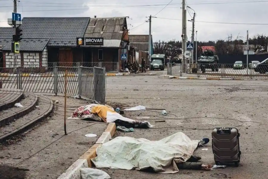 Los cuerpos de una familia masacrada en Ucrania tapados con una manta