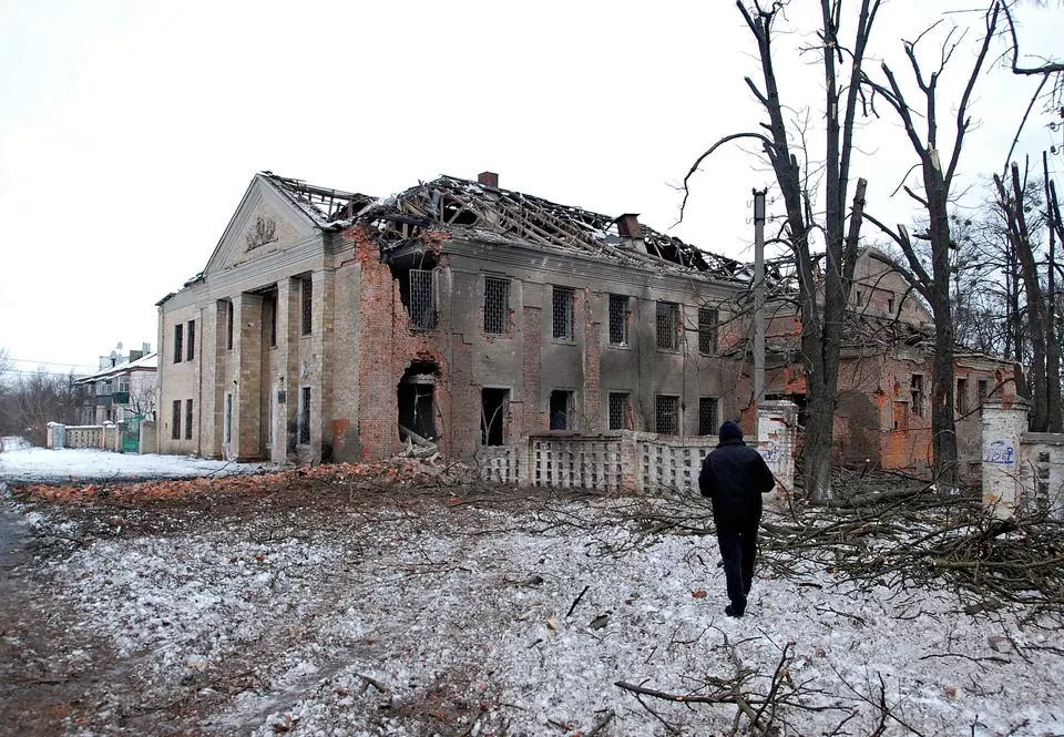 KHARVIV. Un hombre caminaba ayer frente a un edificio dañado por los recientes bombardeos en la ciudad cercana a Kiev. 
