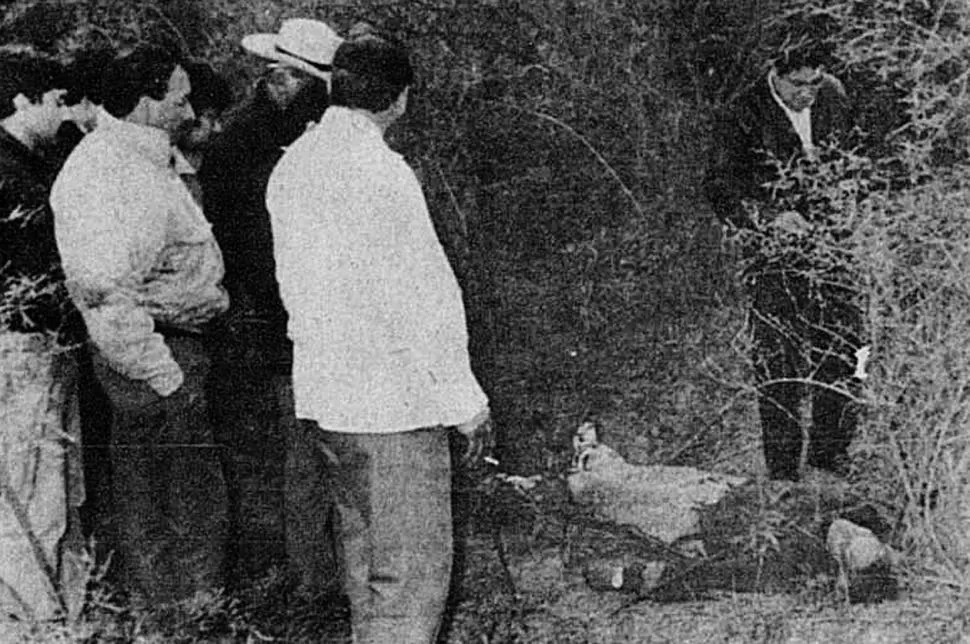 EN LA ESCENA DEL CRIMEN. “El Malevo” y sus hombres muestran uno de los cuerpos de los asaltantes ejecutados. 