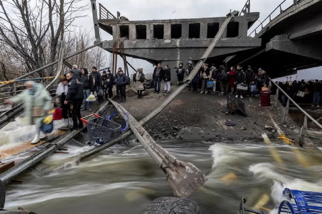 SECUELAS DE LA INVASIÓN. Ciudadanos ucranianos escapan hacia la frontera. Foto de Reuters