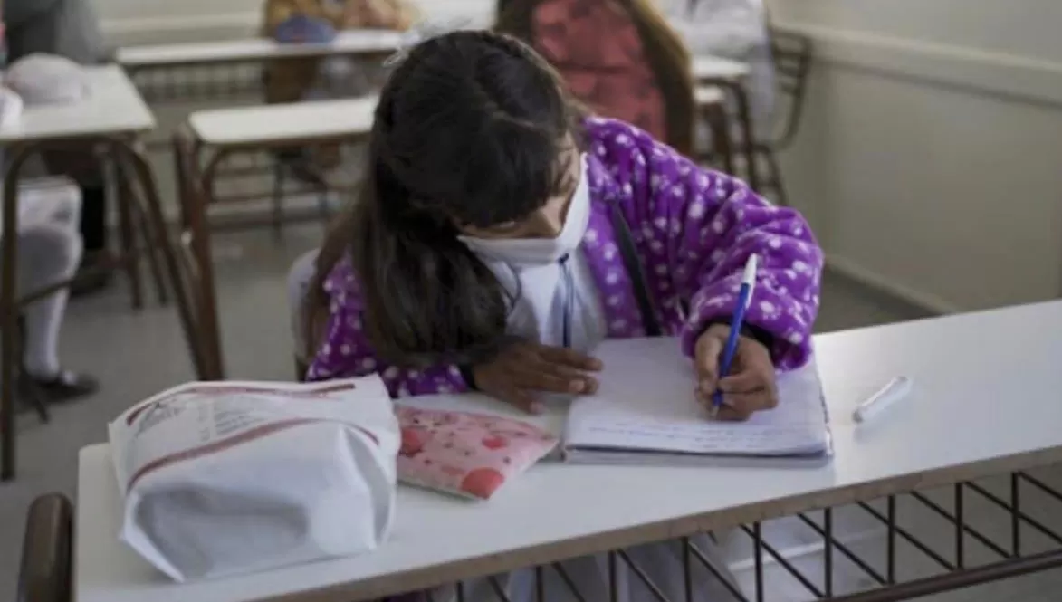 DEBATE. Autoridades del Ministerio de Educación de la provincia defendieron la enseñanza de la letra de carta en la escuela..