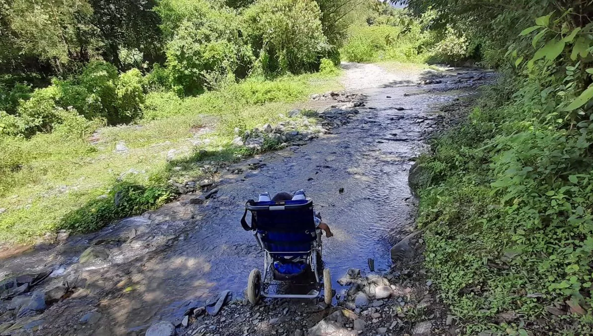 NATURALEZA. El comisionado rural de Raco, Gerardo Alvi, respondió el reclamo de una vecina de la localidad, que criticó el estado de los caminos: es el viejo lecho del río, no se puede hacer veredas ni pavimentar por la zona.