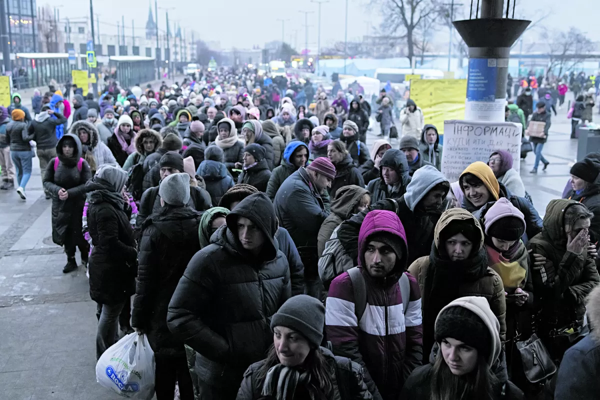 LEÓPOLIS. Miles de personas se agolpan en las estaciones de trenes, con la esperanza de poder salir a Polonia.