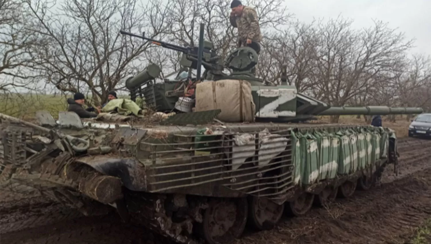INVASORES. Uno de los tanques ruso lleva inscripta la letra Z en sus costados.