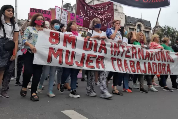 Tucumán: en la marcha por el 8M se oyeron diversos reclamos en plaza Independencia