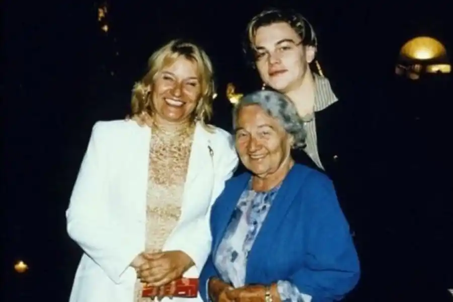 Leonardo Di Caprio junto a su mamá y su abuela