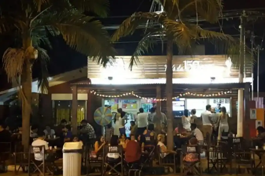 Una noche de verano repleta de clientes.