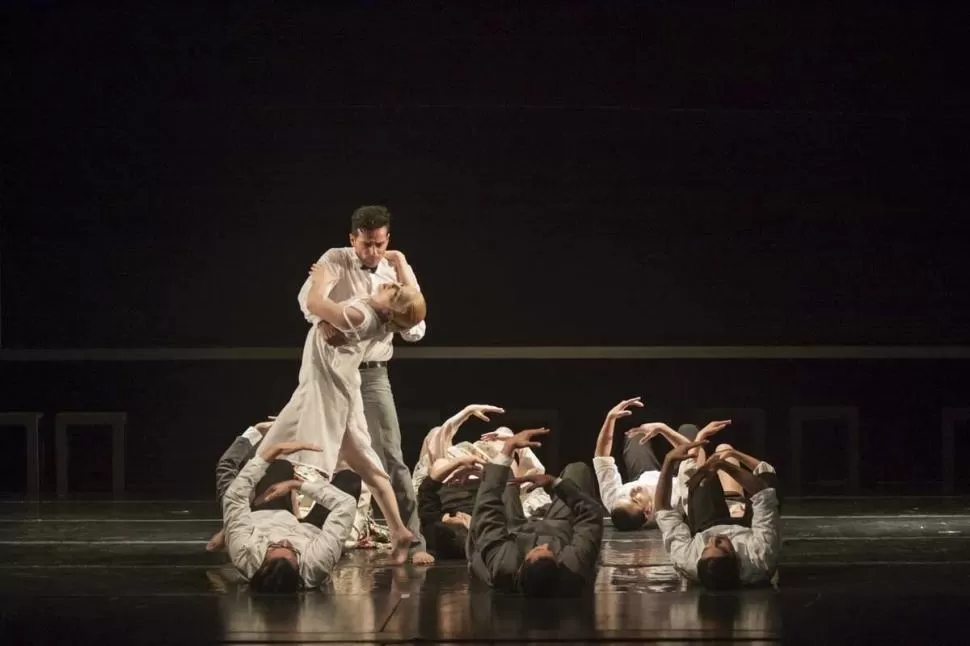 DANZA. La historia de Eva Perón es recreada por el Ballet Contemporáneo de la Provincia, en una creación del coreógrafo Alejandro Cervera. asdf asdfasdfasdf