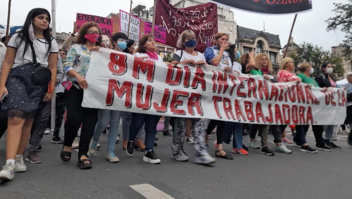 DÍA INTERNACIONAL DE LA MUJER. La llegada de la marcha del 8M a la plaza Independencia en Tucumán.