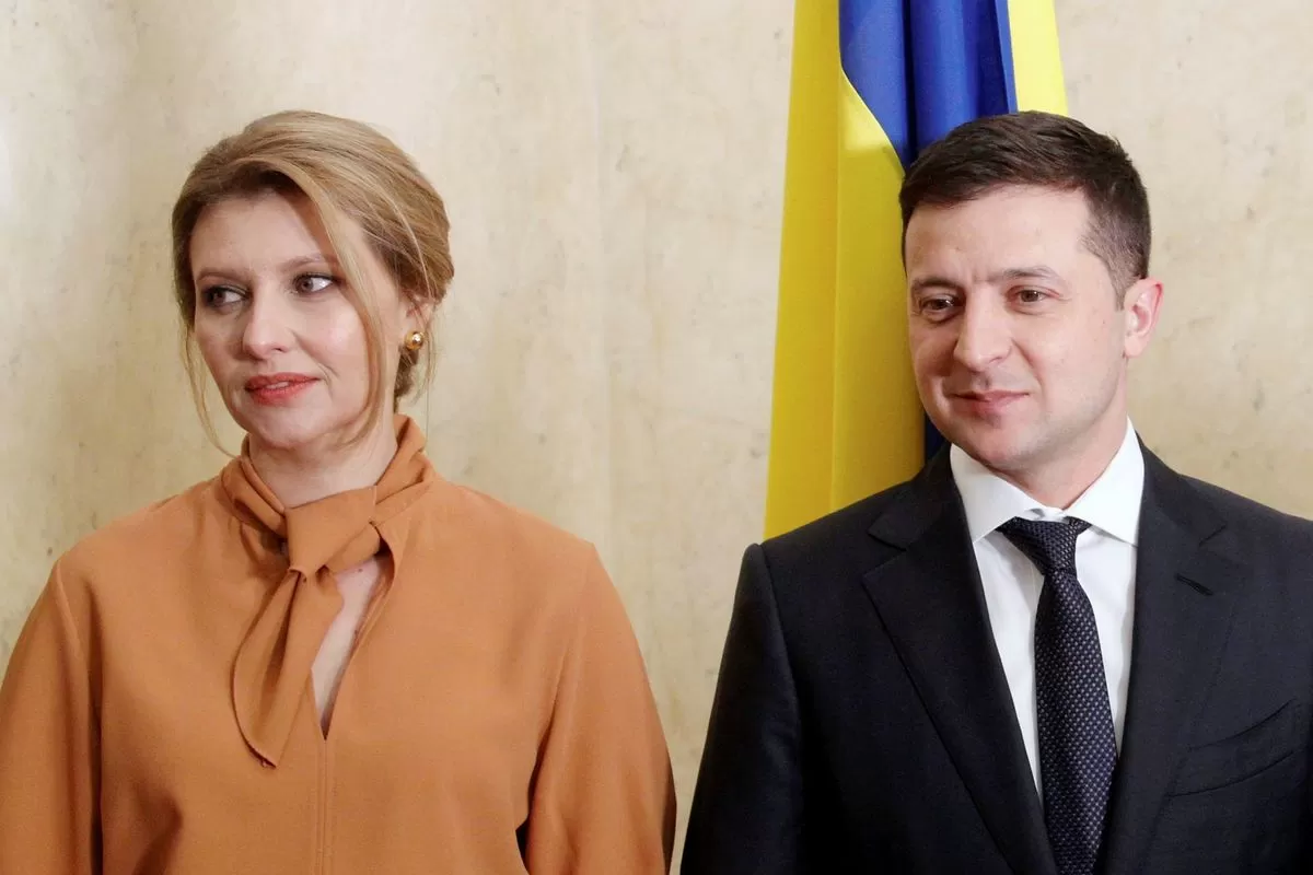 Olena Zelenska junto al presidente de Ucrania, Volodimir Zelenski