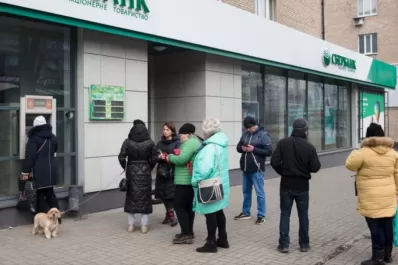 Putin resolvió un corralito financiero para limitar el retiro de dólares de los bancos