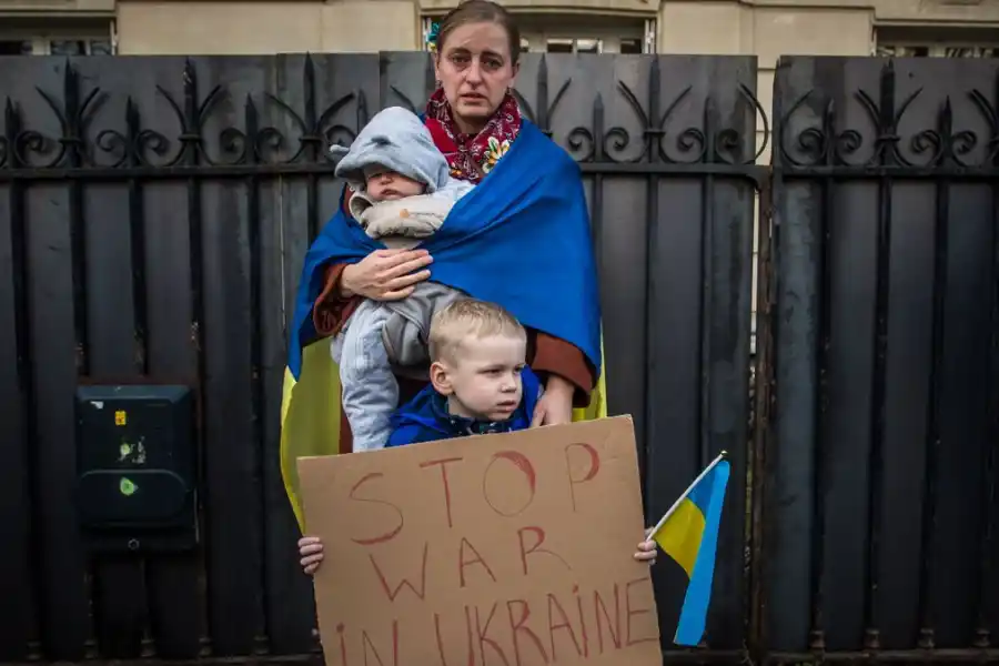 Civiles marchan para pedir por el fin de la guerra en Ucrania