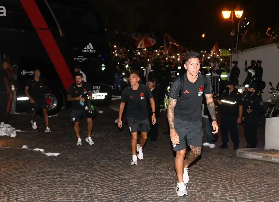La llegada de los jugadores de River a Salta