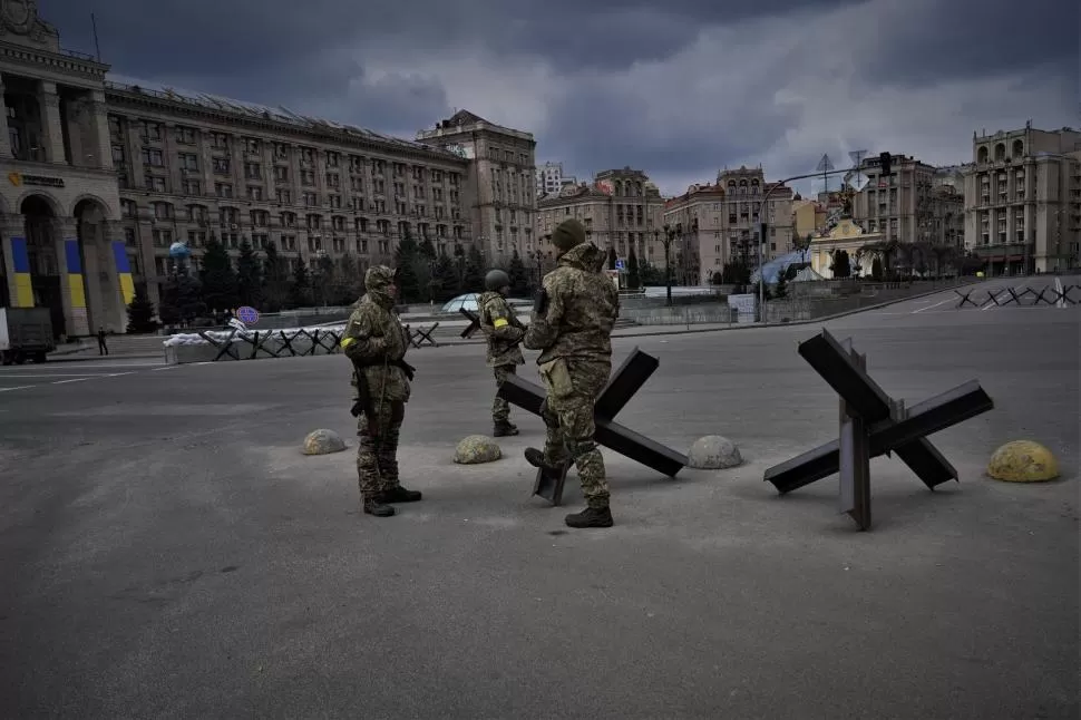 TENSIÓN. Soldados ucranianos montan guardia en el centro de Kiev.   