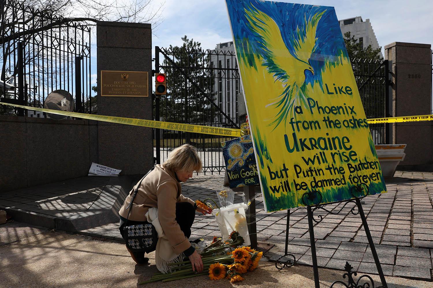 GIRASOLES. Un símbolo de Ucrania frente a la sede rusa en Washington.