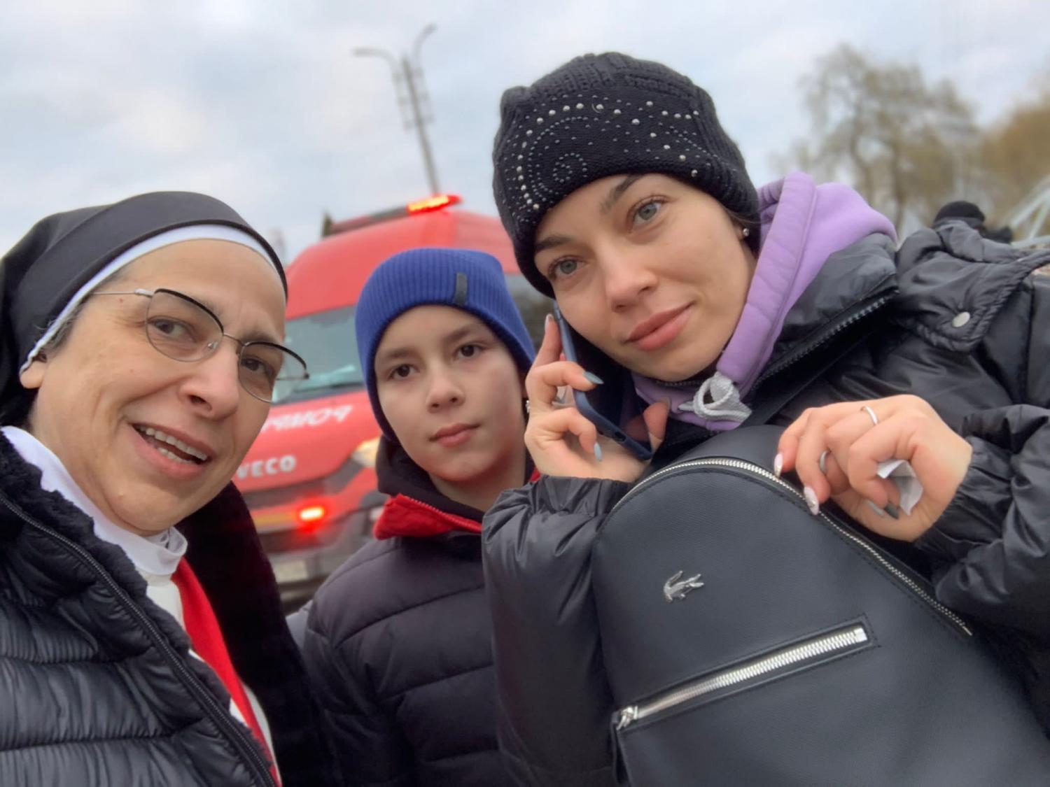 Sor Lucía Caram junto a los ucranianos rescatados