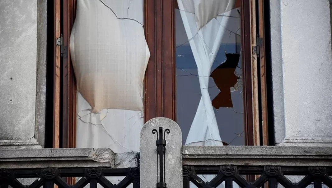 PROTESTA CONTRA EL FMI. A pedradas rompieron los vidrios del despacho de Cristina en el Congreso.